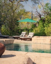 Makumu swimming pool and loungers
