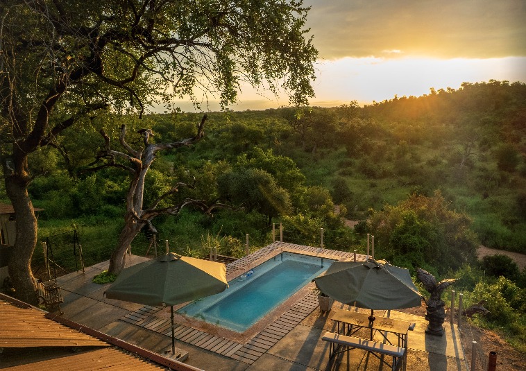 Splash pool at Phomola Manor overlooking the bushveld at sunset